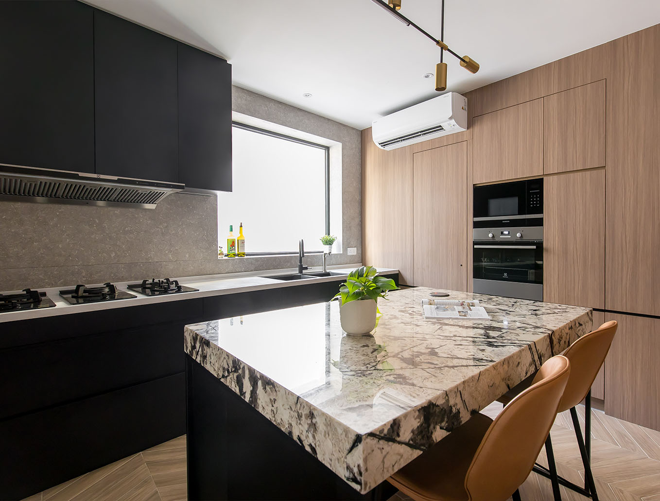 Right horizontal image 4